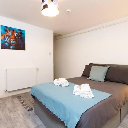 Suite 2 - Stylish Private Room In A Shared House 谢菲尔德 外观 照片