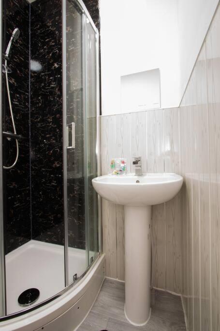 Suite 2 - Stylish Private Room In A Shared House 谢菲尔德 外观 照片