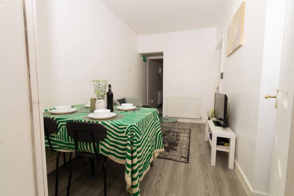 Suite 2 - Stylish Private Room In A Shared House 谢菲尔德 外观 照片
