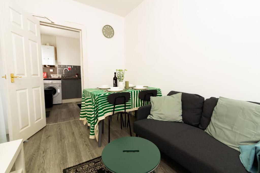 Suite 2 - Stylish Private Room In A Shared House 谢菲尔德 外观 照片