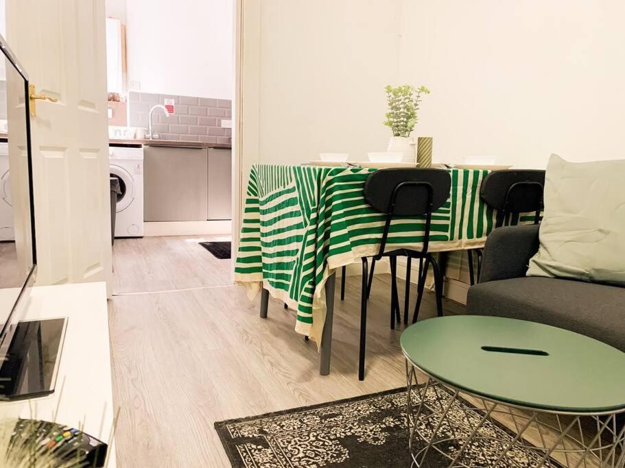 Suite 2 - Stylish Private Room In A Shared House 谢菲尔德 外观 照片