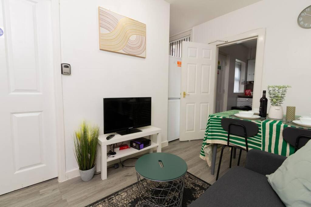 Suite 2 - Stylish Private Room In A Shared House 谢菲尔德 外观 照片