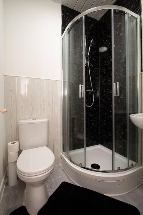 Suite 2 - Stylish Private Room In A Shared House 谢菲尔德 外观 照片