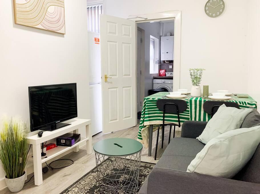 Suite 2 - Stylish Private Room In A Shared House 谢菲尔德 外观 照片